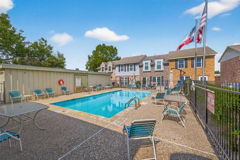 Photo of 1911 Sherwood Forest Street #14, Houston, TX 77043 (MLS # 38549147)