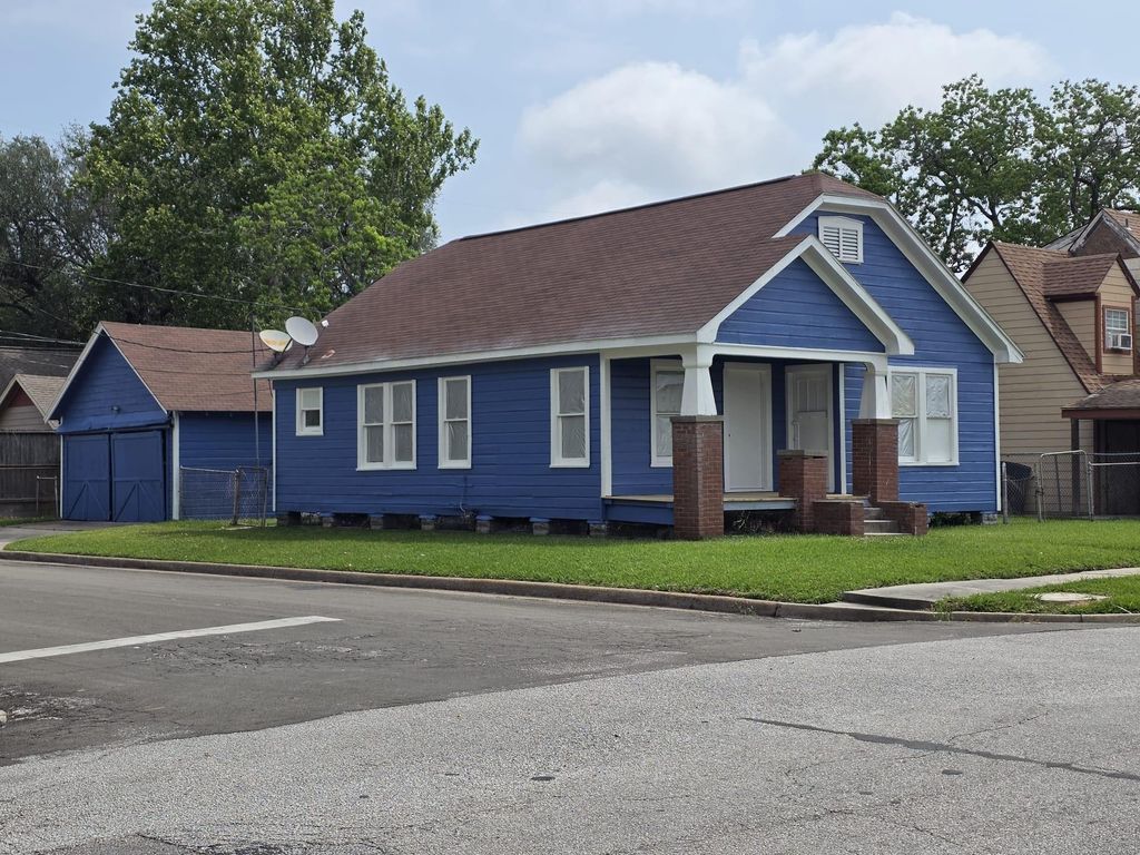 Photo of 600 E Defee Avenue, Baytown, TX 77520 (MLS # 31208564)