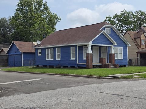 Photo of 600 E Defee Avenue, Baytown, TX 77520 (MLS # 31208564)