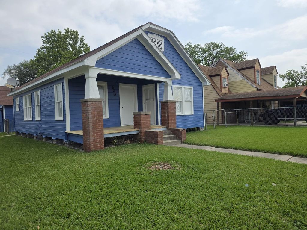 Photo of 600 E Defee Avenue, Baytown, TX 77520 (MLS # 31208564)