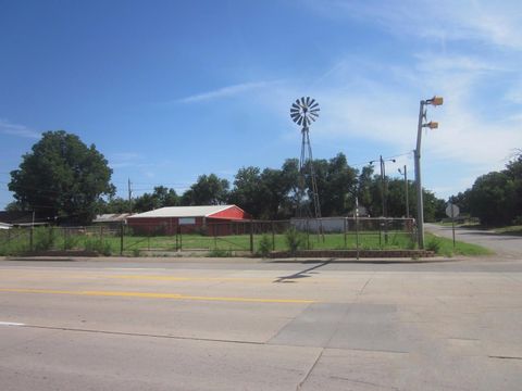 Homes For Sale - 300 Avenue F<br/> Childress, TX 79201