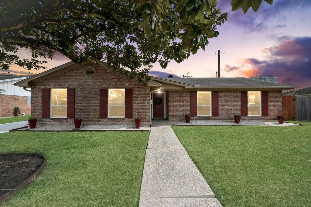 Photo of 1307 Blue Willow Drive, Houston, TX 77042 (MLS # 81405559)