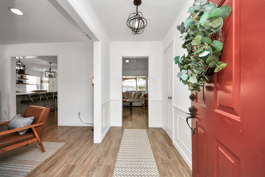 Photo of 1307 Blue Willow Drive, Houston, TX 77042 (MLS # 81405559)