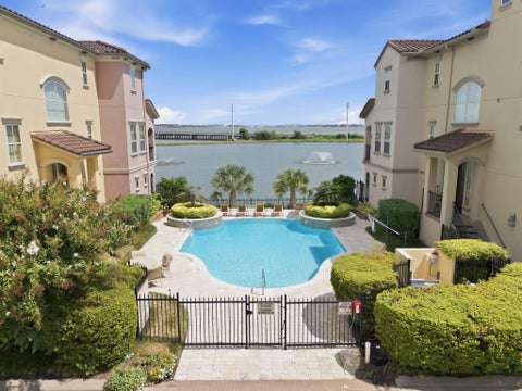 Townhouse For Sale - 15 Laurelwood Drive<br/> Houston, TX 77058