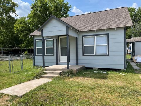 Photo of 309 Ryan Street, Angleton, TX 77515 (MLS # 21211809)