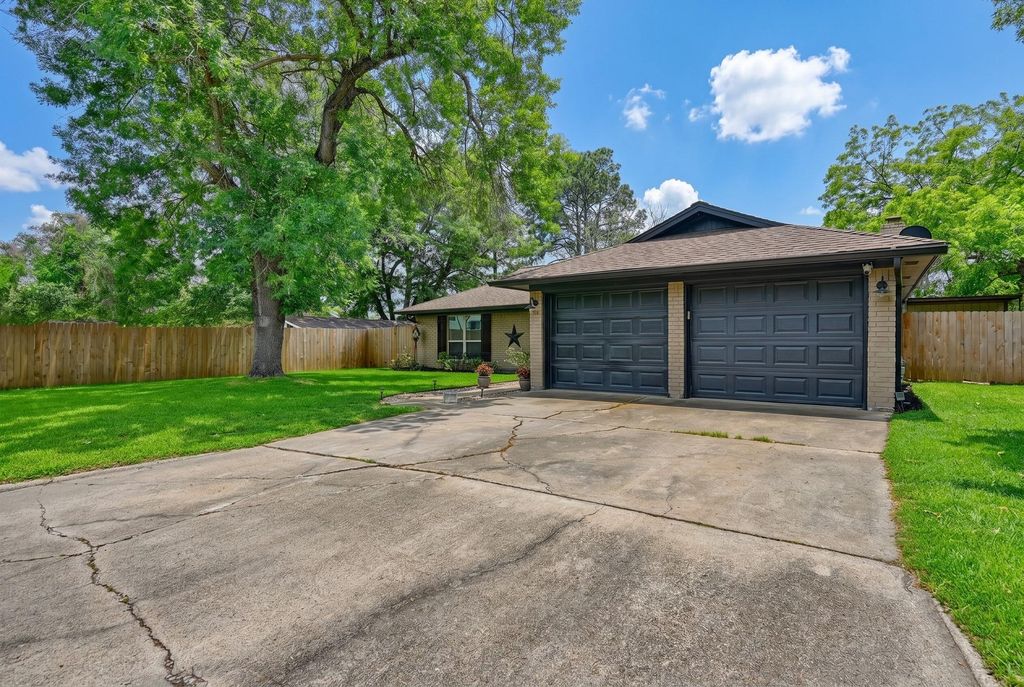 Photo of 908 Pine Drive, Caldwell, TX 77836 (MLS # 98255508)