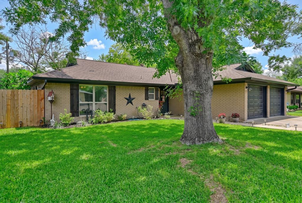 Photo of 908 Pine Drive, Caldwell, TX 77836 (MLS # 98255508)