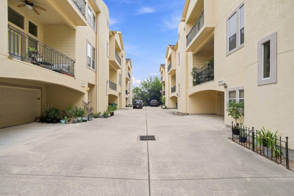 Photo of 1333 W 21st Street #B, Houston, TX 77008 (MLS # 98841191)
