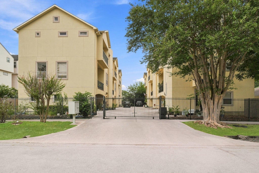 Photo of 1333 W 21st Street #B, Houston, TX 77008 (MLS # 98841191)