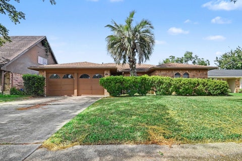 Photo of 807 Voyager Drive, Houston, TX 77062 (MLS # 17854552)