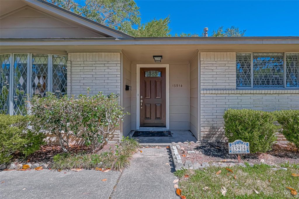 Photo of 13914 Saint Marys Lane, Houston, TX 77079 (MLS # 9133258)
