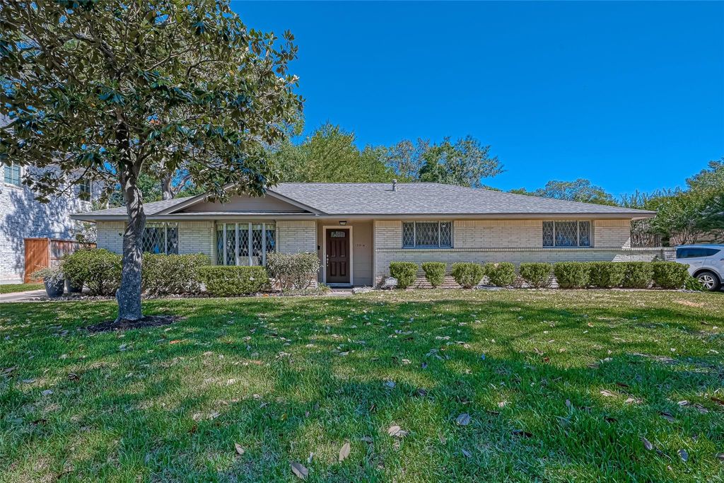 Photo of 13914 Saint Marys Lane, Houston, TX 77079 (MLS # 9133258)