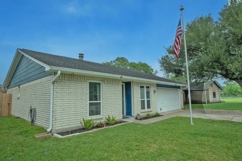 Photo of 10 Wagon Lane Loop, Angleton, TX 77515 (MLS # 11371656)