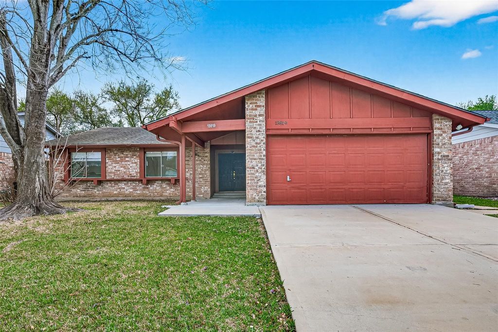 Photo of 13819 Southline Road, Sugar Land, TX 77498 (MLS # 85957041)