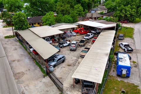 32 Berry Road Houston TX 77022