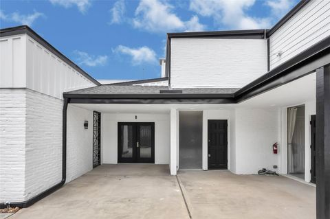 Photo of 7 Briar Dale Court #B, Houston, TX 77027 (MLS # 37785208)