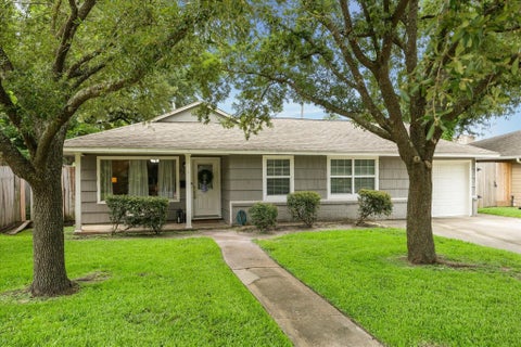 Photo of 2327 Saxon Drive, Houston, TX 77018 (MLS # 36338231)