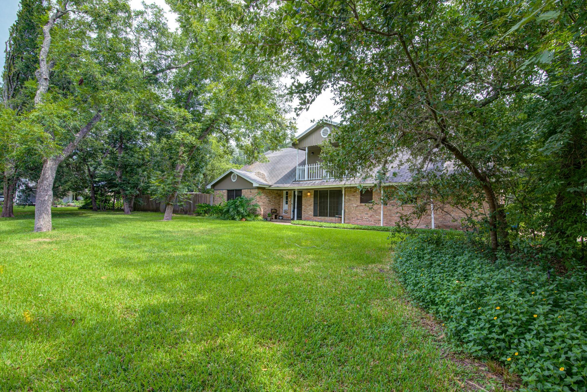111 W Spreading Oaks Avenue