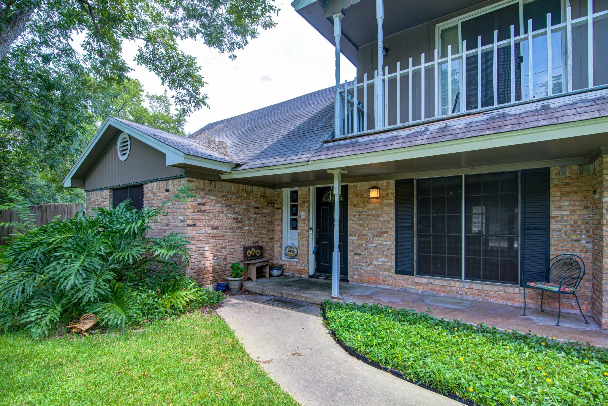 111 W Spreading Oaks Avenue