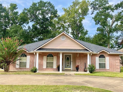 Photo of 2608 Tulane Dr, Lufkin, TX 75904 (MLS # 92068669)