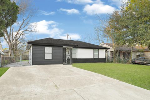 Photo of 3013 Bloomfield Street, Houston, TX 77051 (MLS # 14121199)