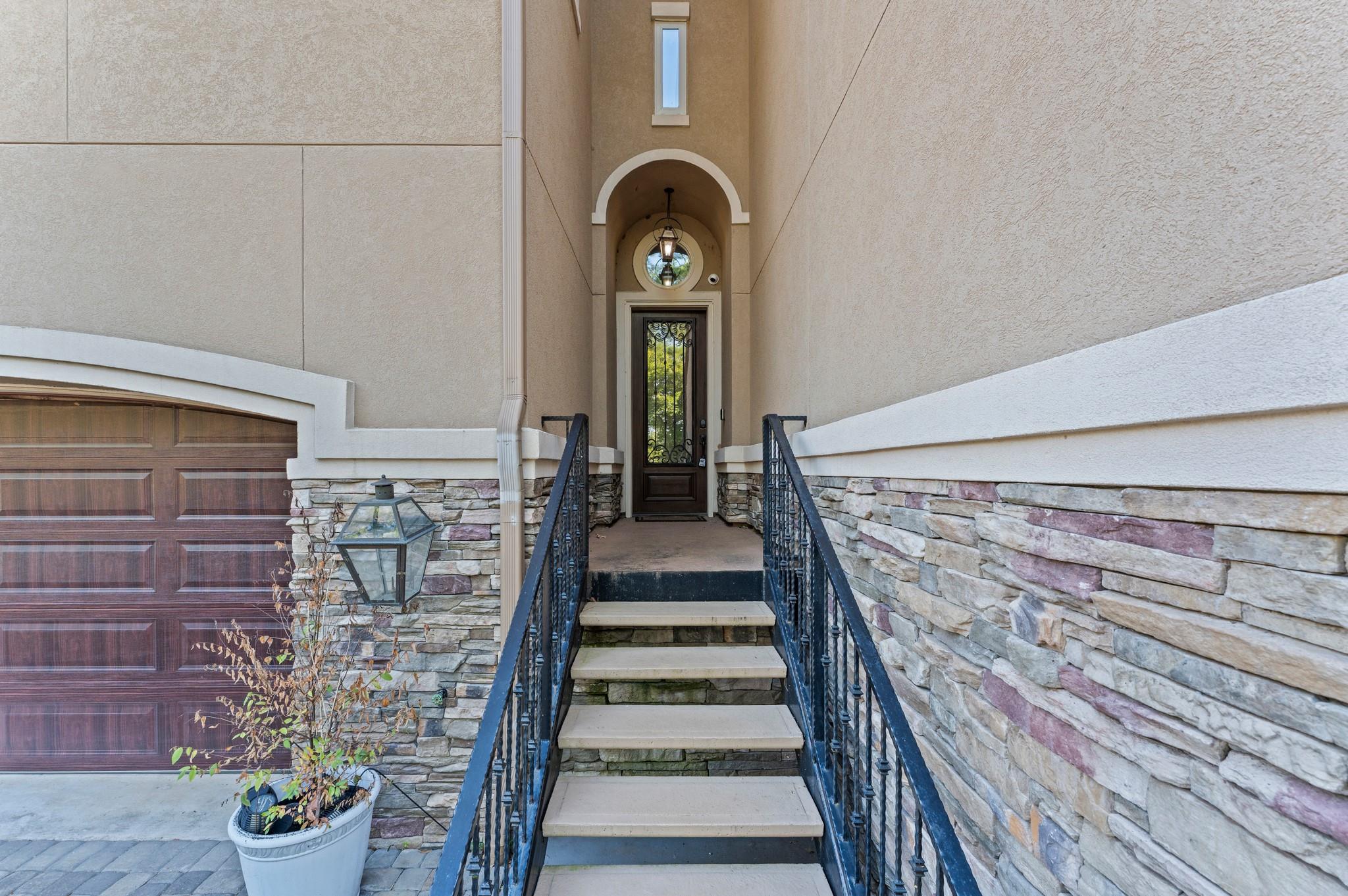 102 La Vie Drive