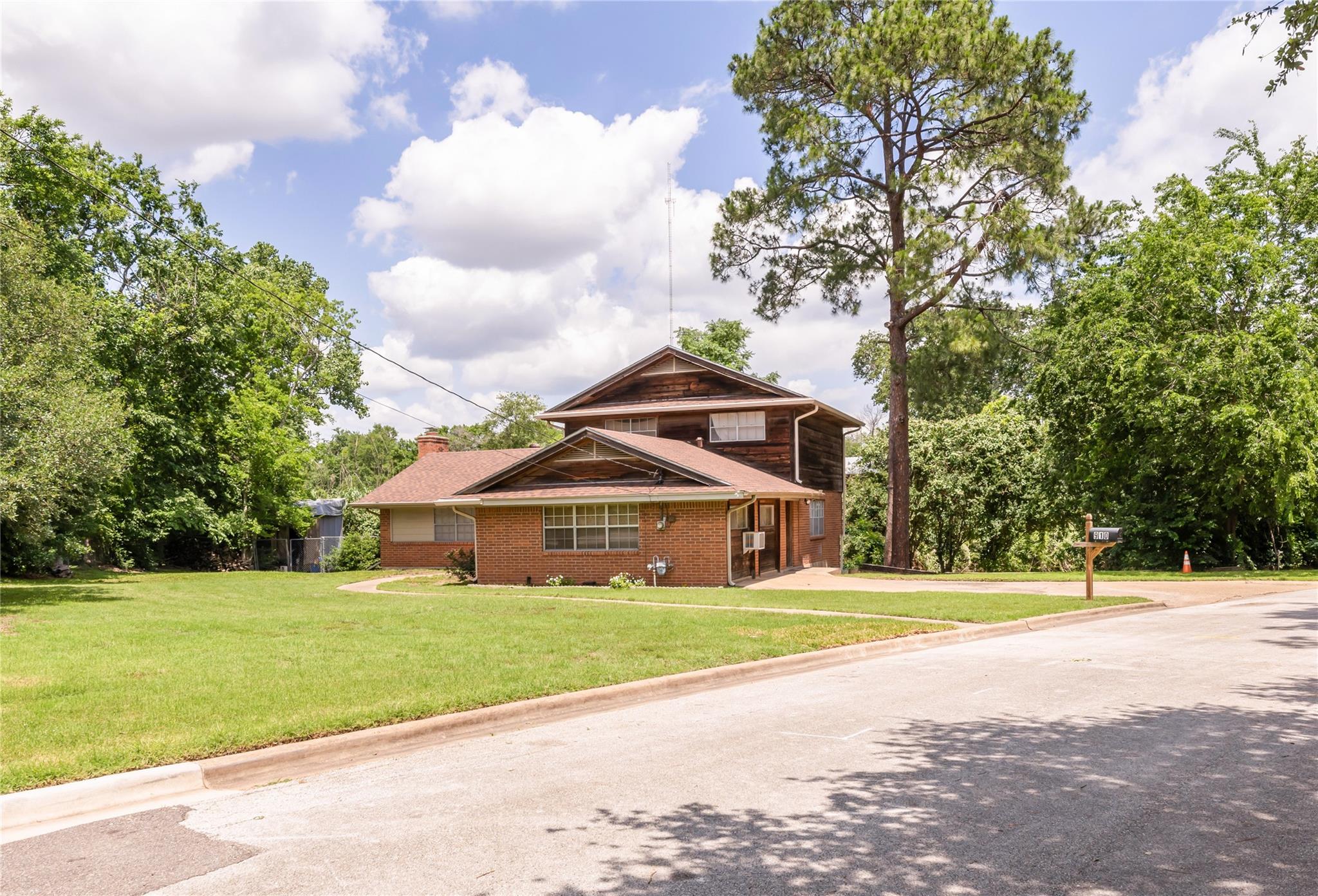 910 Briar Cliff Drive