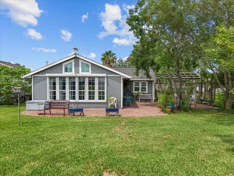 Photo of 1013 7th Street St, San Leon, TX 77539 (MLS # 81553627)