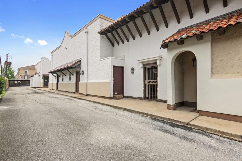 Photo of 2744 Briarhurst Drive #49, Houston, TX 77057 (MLS # 10548770)