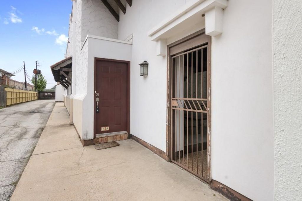 Photo of 2744 Briarhurst Drive #49, Houston, TX 77057 (MLS # 10548770)
