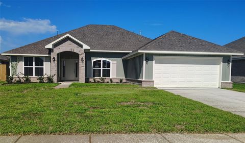 Photo of 2 Gemstone Court, Angleton, TX 77515 (MLS # 20800558)