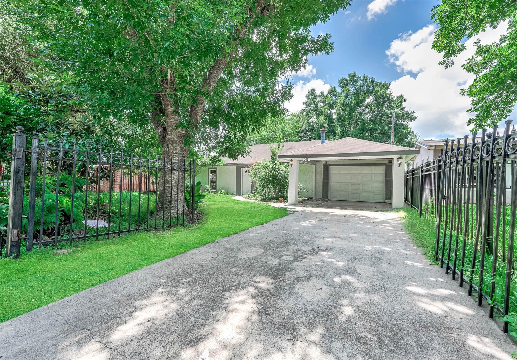 1305 Winchester Dr