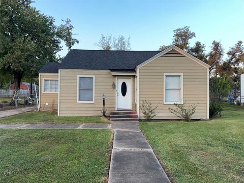 Photo of 10523 Oswego Street, Houston, TX 77029 (MLS # 93939224)