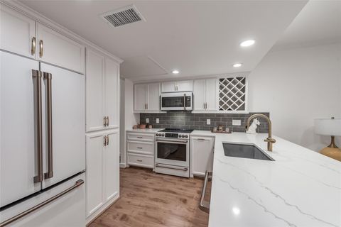 Photo of 14715 Barryknoll Lane #140, Houston, TX 77079 (MLS # 15273895)