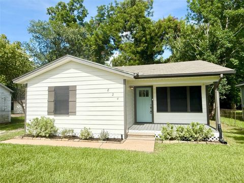 Photo of 824 S Anderson Street, Angleton, TX 77515 (MLS # 80646005)