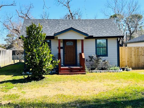 Homes For Sale - 309 Aycock Street<br/> Clute, TX 77531