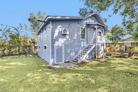 Photo of 1224 Neyland Street, Houston, TX 77022 (MLS # 12121371)