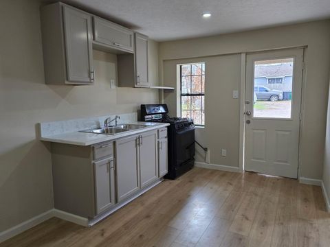 Photo of 1723 Alta Vista Street #B, Houston, TX 77023 (MLS # 31454733)