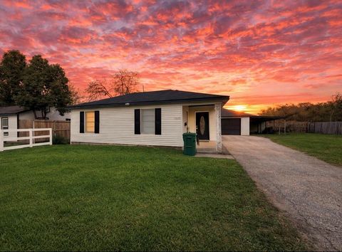 Photo of 1305 Jackson Avenue, Pasadena, TX 77506 (MLS # 95256411)