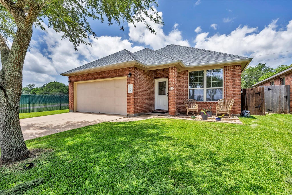 Photo of 6658 Hawkins Hill Lane, Dickinson, TX 77539 (MLS # 97231230)