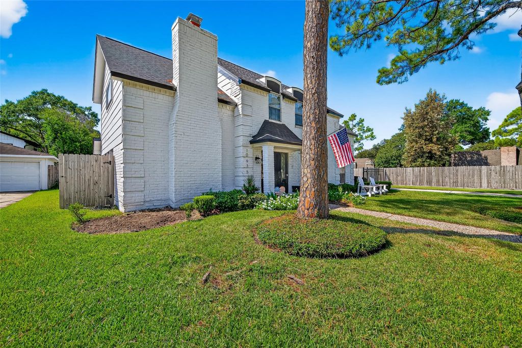 Photo of 10935 Piping Rock Lane, Houston, TX 77042 (MLS # 22408537)