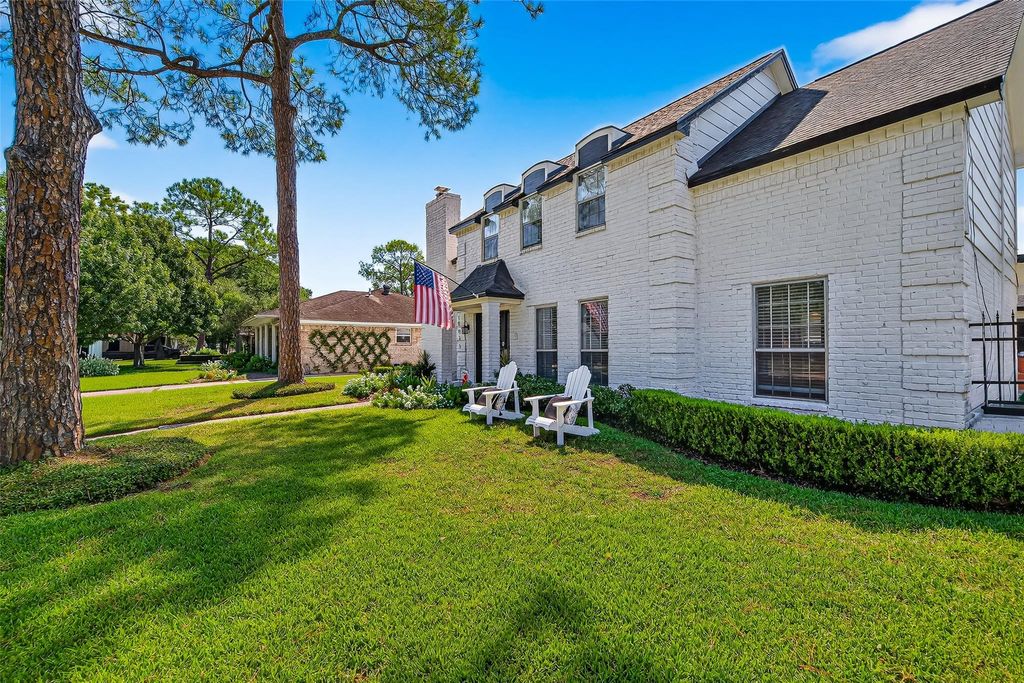 Photo of 10935 Piping Rock Lane, Houston, TX 77042 (MLS # 22408537)