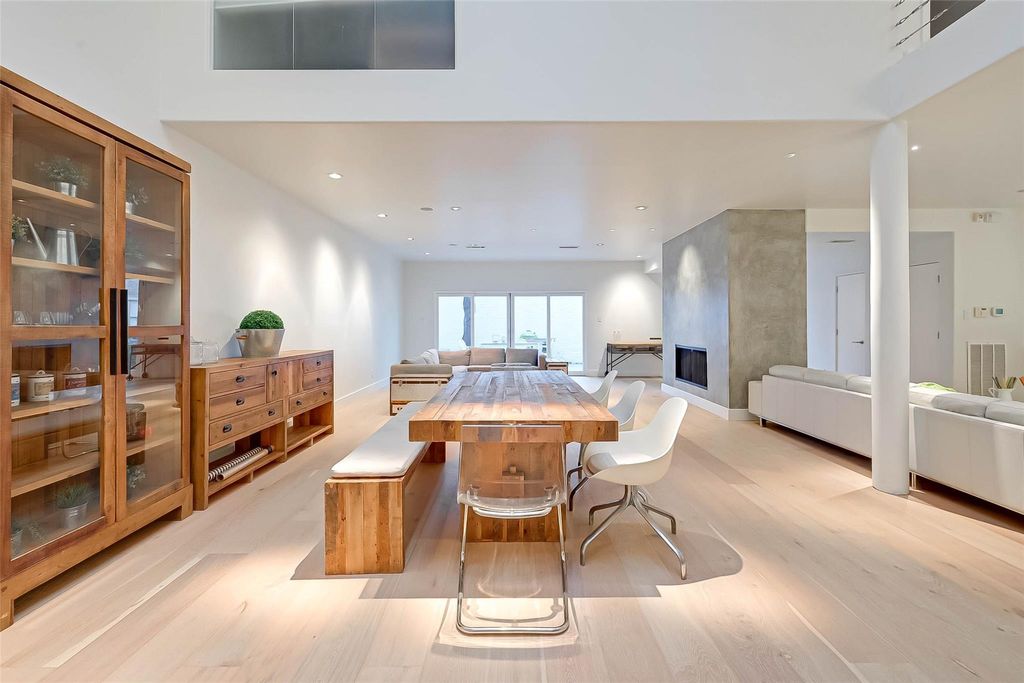 Photo of 39 River Hollow Lane, Houston, TX 77027 (MLS # 98104337)