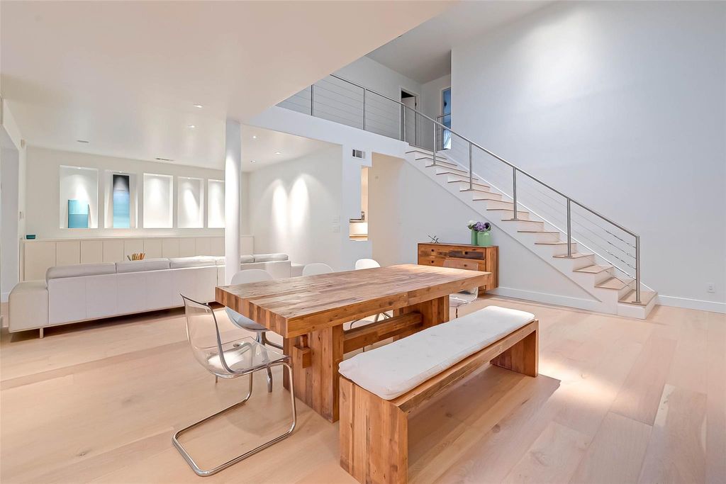 Photo of 39 River Hollow Lane, Houston, TX 77027 (MLS # 98104337)