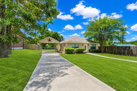 Photo of 9550 Thousand Oaks Loop, Montgomery, TX 77316 (MLS # 49332137)