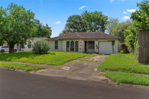 Homes For Sale - 5606 Belarbor Street<br/> Houston, TX 77033