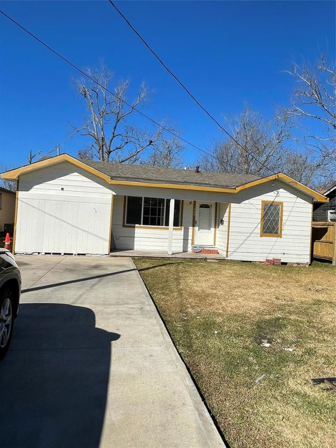 Homes For Sale - 1960 May Street<br/> Jefferson County, Beaumont, TX 77705