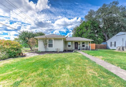 Property photo of 237 Mclemore Drive, Alvin, TX 77511