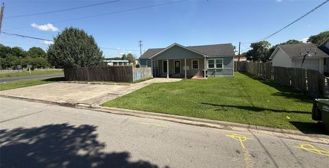 Photo of 3001 Lincoln Street, Liberty, TX 77575 (MLS # 77613964)