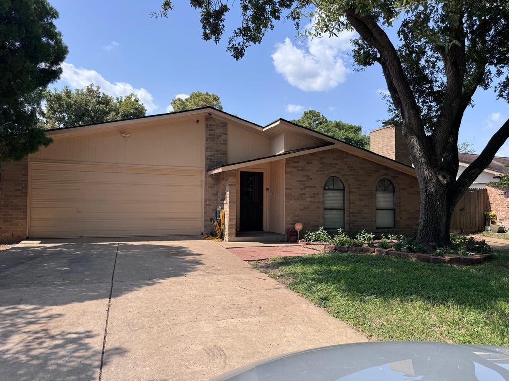 Photo of 15602 Camino Del Sol Drive, Houston, TX 77083 (MLS # 95698973)